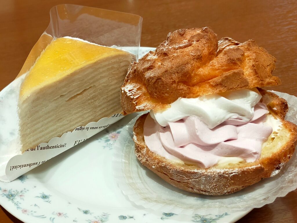 ミルクレープ460円(税込)
窯焼きダブルシュークリーム(岡山県産ニューピオーネ)360円(税込)