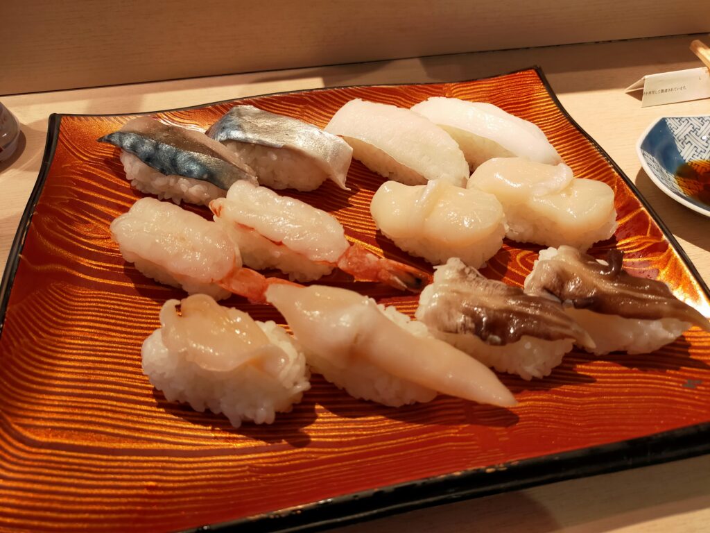 さば
えんがわ
赤えび
ほたて
とり貝
みる貝